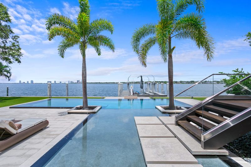 8 Florida Waterfront Homes With Effortlessly Chic Coastal Décor - Decor Hint Tampa Bay Contemporary Oasis