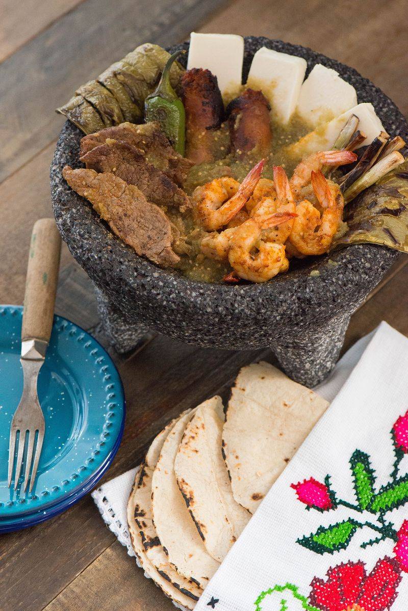 20 Subtle Clues At California Mexican Restaurants You Might Miss - Decor Hint Family-Style Platters for Groups
