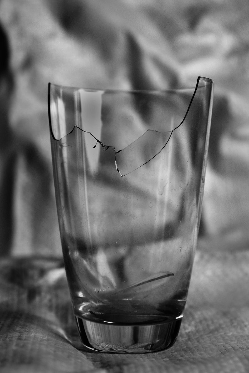 11 Kitchen Items You Should Finally Toss To Free Up Space - Decor Hint Cracked Glassware