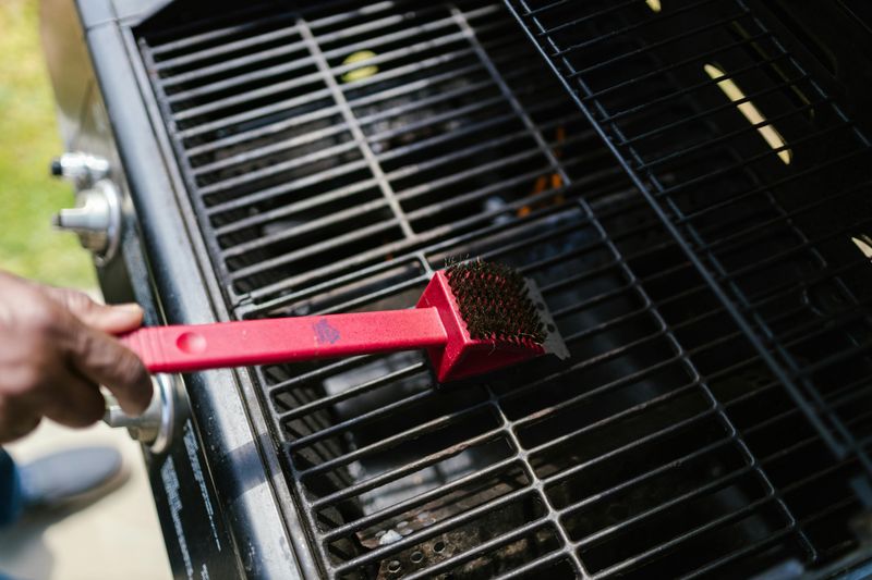11 Kitchen Items You Should Finally Toss To Free Up Space - Decor Hint Frayed Dish Brushes