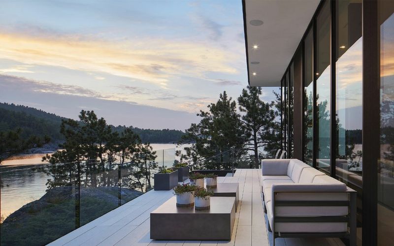 12 Michigan Cottage Porch Designs Perfect For Lakeside Living - Decor Hint Minimalist Modern Porch