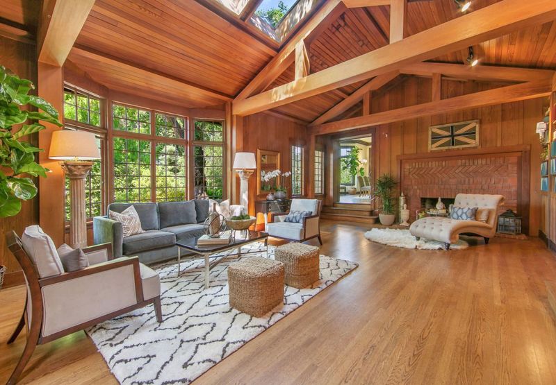 11 Oregon Cabins Offering Interiors That Feel Like Retreats - Decor Hint Vaulted Ceilings And Skylights