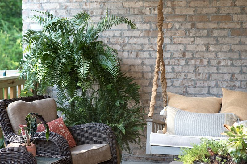8 Pennsylvania Porches Built For Relaxed Small-Town Evenings - Decor Hint Front Porch Swings And Rockers