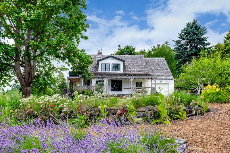 7 Washington Cottages That Capture Pacific Northwest Charm - Decor Hint Coastal Retreat By The Sound