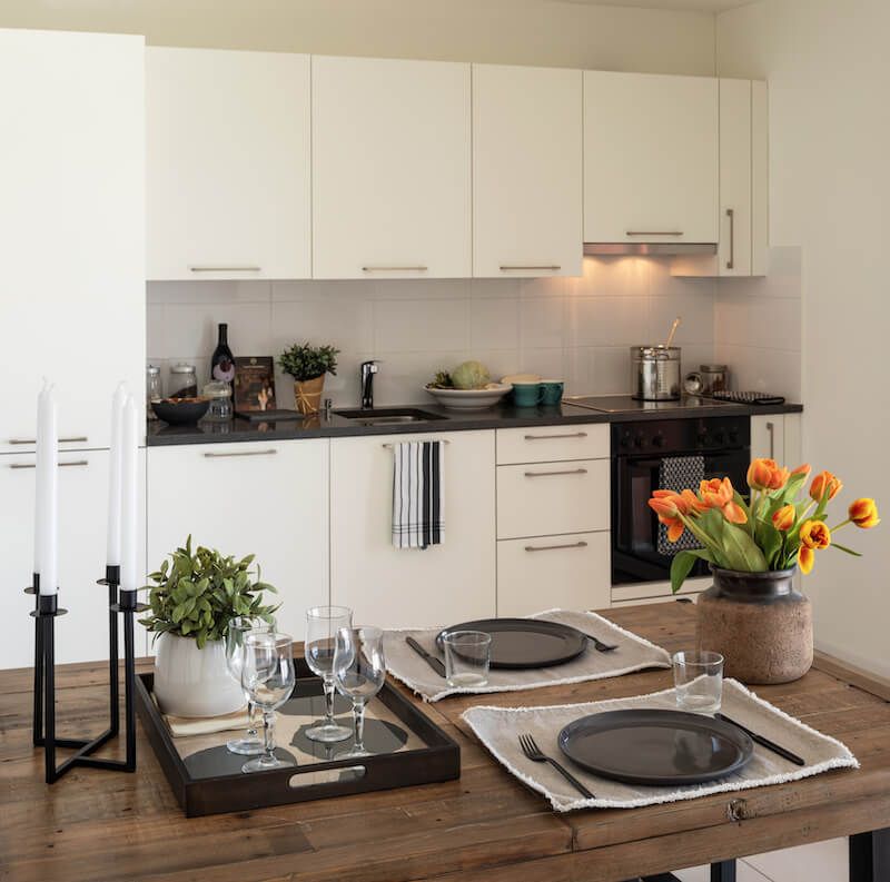 Dallas Stager Moves In 10 minutes - Decor Hint Rapid Decluttering Magic