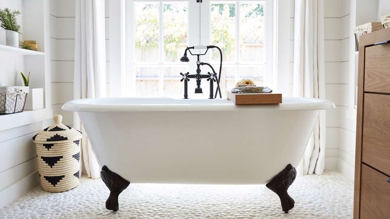 10 Ideas To Bring Classic Retro Bathrooms Into Modern California Homes - Decor Hint Clawfoot Tubs