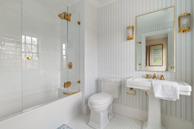 20 Vintage Bathroom Trends Rocking Pennsylvania Homes - Decor Hint Pedestal Sinks Stand Tall