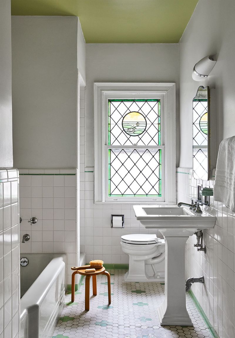 26 Ways To Get That Vintage Bathroom Look In New York Homes (Even In A Modern Apartment) - Decor Hint Pedestal Sinks Bring Elegant Simplicity