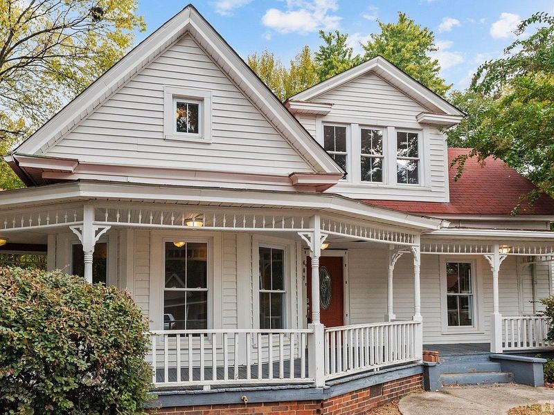 11 Gorgeous Porch Designs That Make North Carolina Cottages Shine - Decor Hint Historic Reproduction Elegance