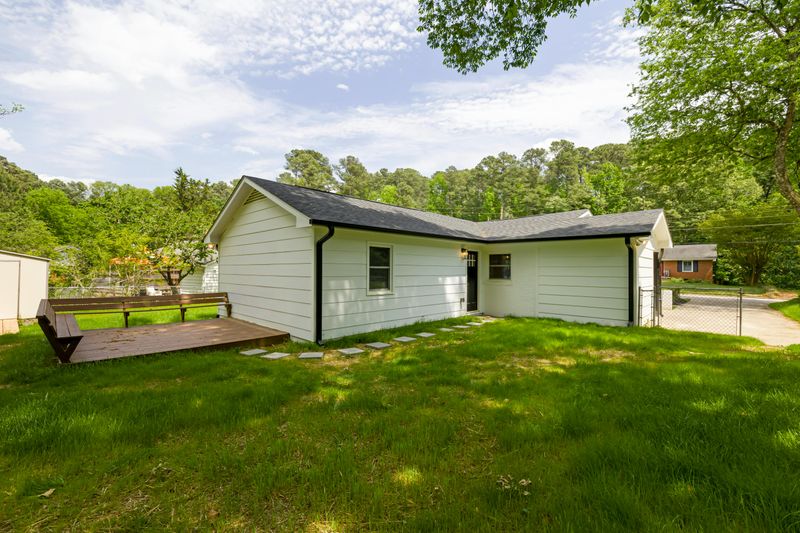 12 Backyard Mistakes Decreasing Your Home's Value - Decor Hint Fishbowl Effect