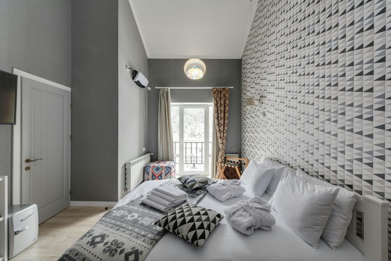 11 Accent Wall Ideas That Instantly Brighten Any Room - Decor Hint Geometric Wallpaper