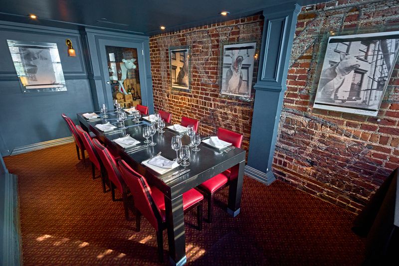 15 Historic Restaurants In The US That Have Been Serving For Over 100 Years - Decor Hint Old Homestead Steakhouse (New York, NY)