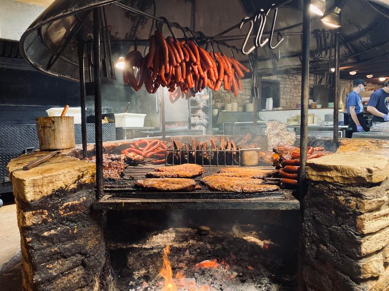 8 Barbecue Sandwiches To Try In Texas - Decor Hint The Open-Faced Sausage Sandwich At The Salt Lick