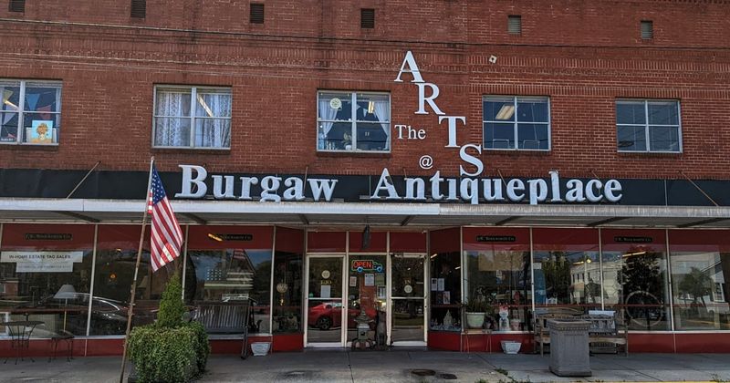8 Spots To Shop For Vintage Treasures In North Carolina - Decor Hint Burgaw Antiqueplace (Burgaw)