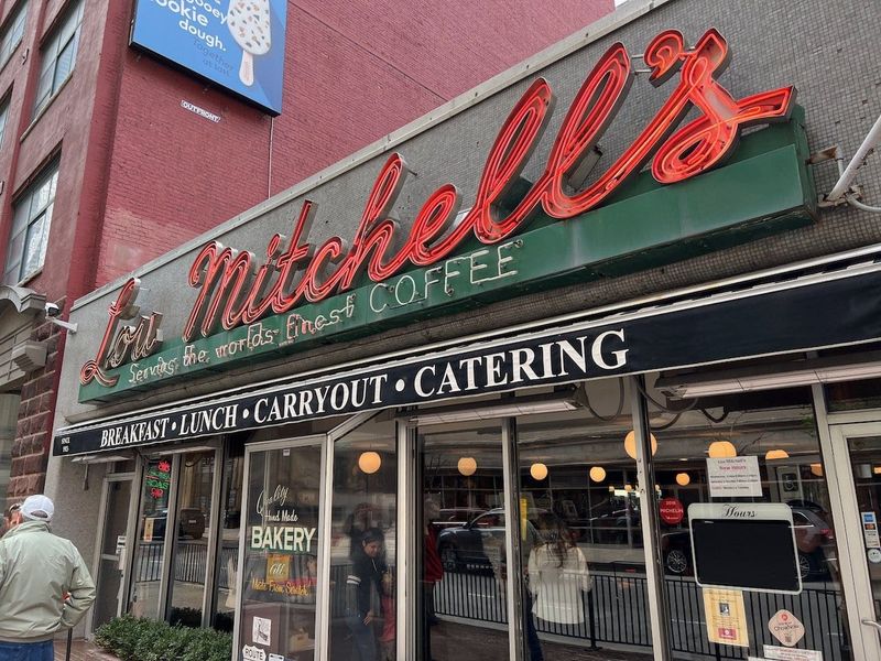 15 Old-School Diners In The US That Take You Back In Time - Decor Hint Lou Mitchell's, Chicago