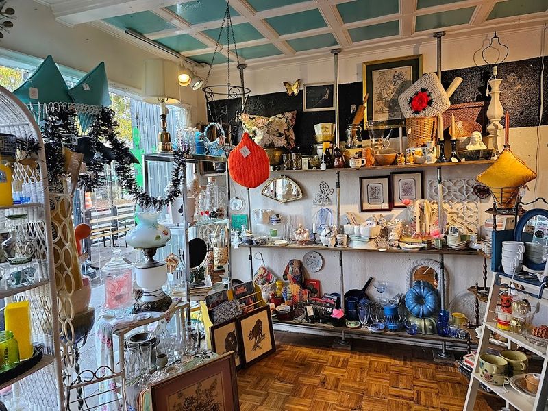 8 Spots To Shop For Vintage Treasures In North Carolina - Decor Hint Dolly's Vintage (Durham)