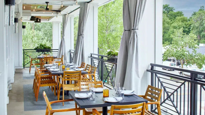 13 Lakeside Dining Spots In Minnesota With Unforgettable Views - Decor Hint ninetwentyfive – Coastal Charm in Wayzata