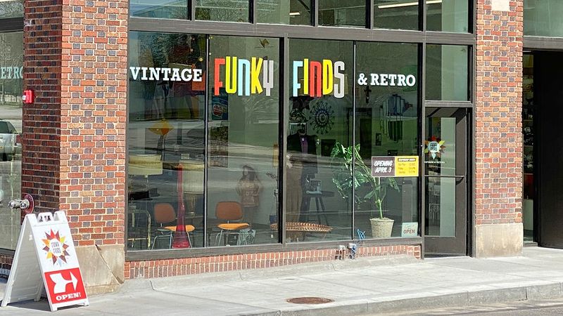 9 Iowa Thrift Stores With Retro Gems Worth Grabbing - Decor Hint Funky Finds Vintage & Retro: Des Moines' Groovy Paradise