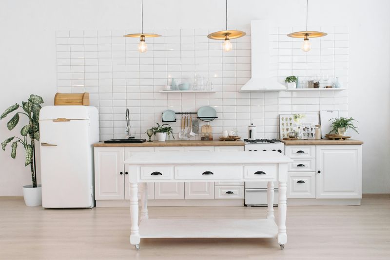 14 Helpful Approaches To Designing A Small Kitchen - Decor Hint Try An All-White Theme