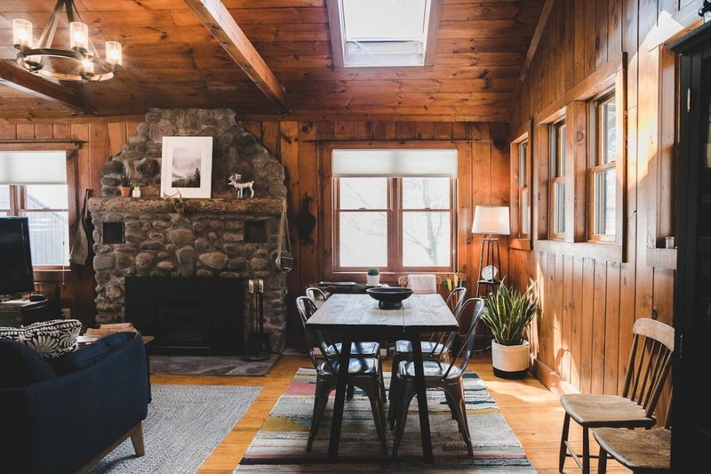 7 Vintage-Decor Cabins In New York That Locals Secretly Love Escaping To - Decor Hint Riverside Retreat