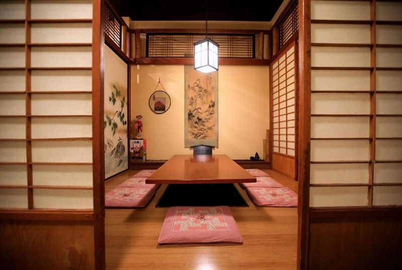 15 Historic Restaurants In The US That Have Been Serving For Over 100 Years - Decor Hint Maneki (Seattle, WA)