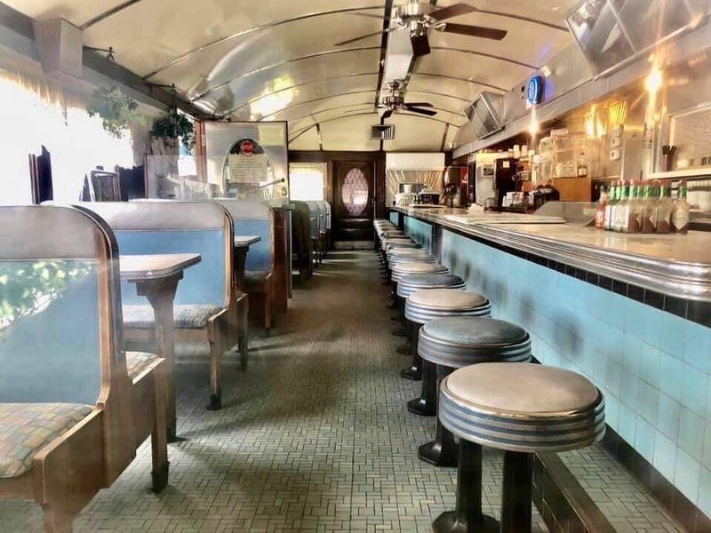 15 Old-School Diners In The US That Take You Back In Time - Decor Hint Blue Benn Diner, Bennington, Vermont