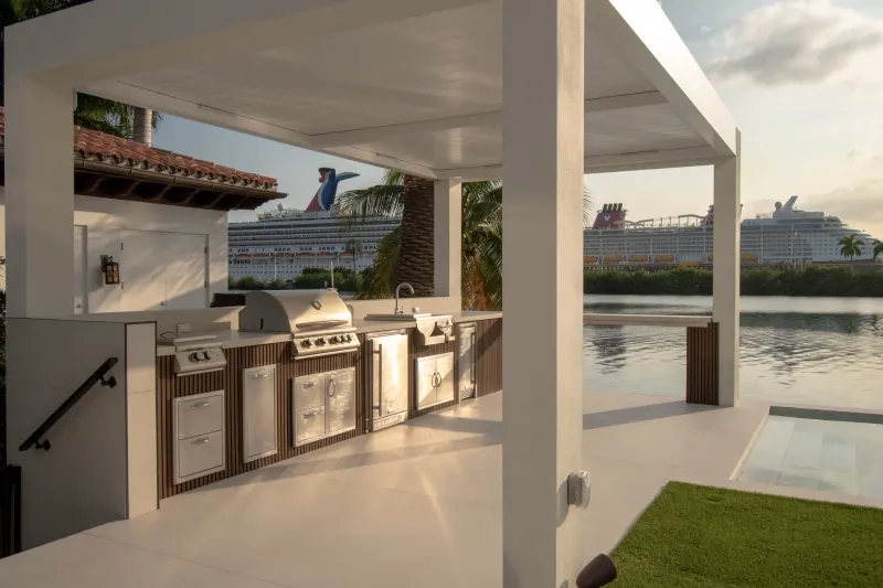 10 Florida Outdoor Kitchens Built To Withstand Heat And Storms - Decor Hint Weatherproof Appliance Alcoves