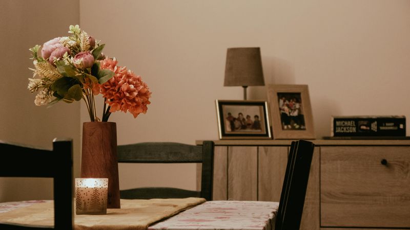 10 Decor Tips That Could Make Your Home Look Timeless With Color - Decor Hint Natural Materials