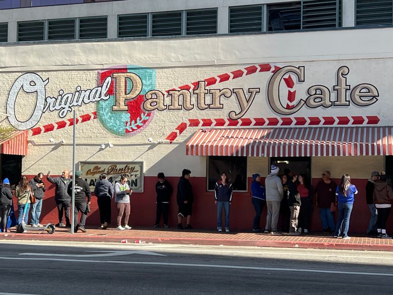 15 Old-School Diners In The US That Take You Back In Time - Decor Hint The Pantry Cafe, Los Angeles