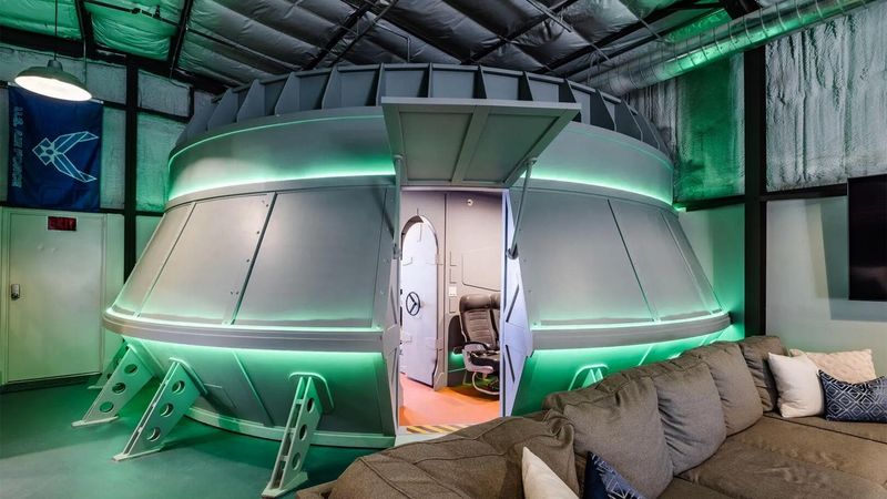 12 Nevada Desert Homes With Décor Inspired By Their Surroundings - Decor Hint Alien-Inspired Abode near Area 51