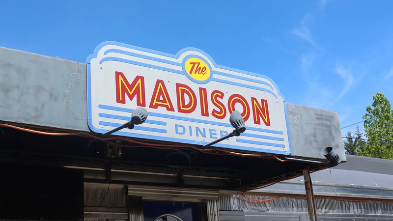 7 Washington Diners That Feel Like A Sunny Escape On Rainy Days - Decor Hint The Madison Diner – Bainbridge Island