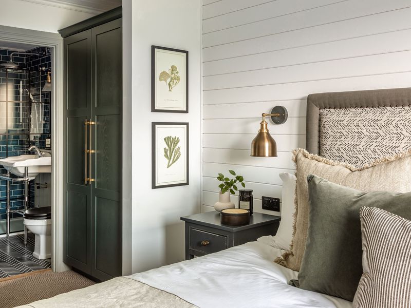 14 North Carolina Shiplap Walls That Do Not Feel Overdone - Decor Hint Shiplap Paired With Bold Color Accents