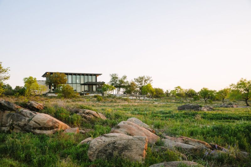10 Texas Cabins That Prove Rustic Doesn't Mean Rough - Decor Hint Prairie Glass House
