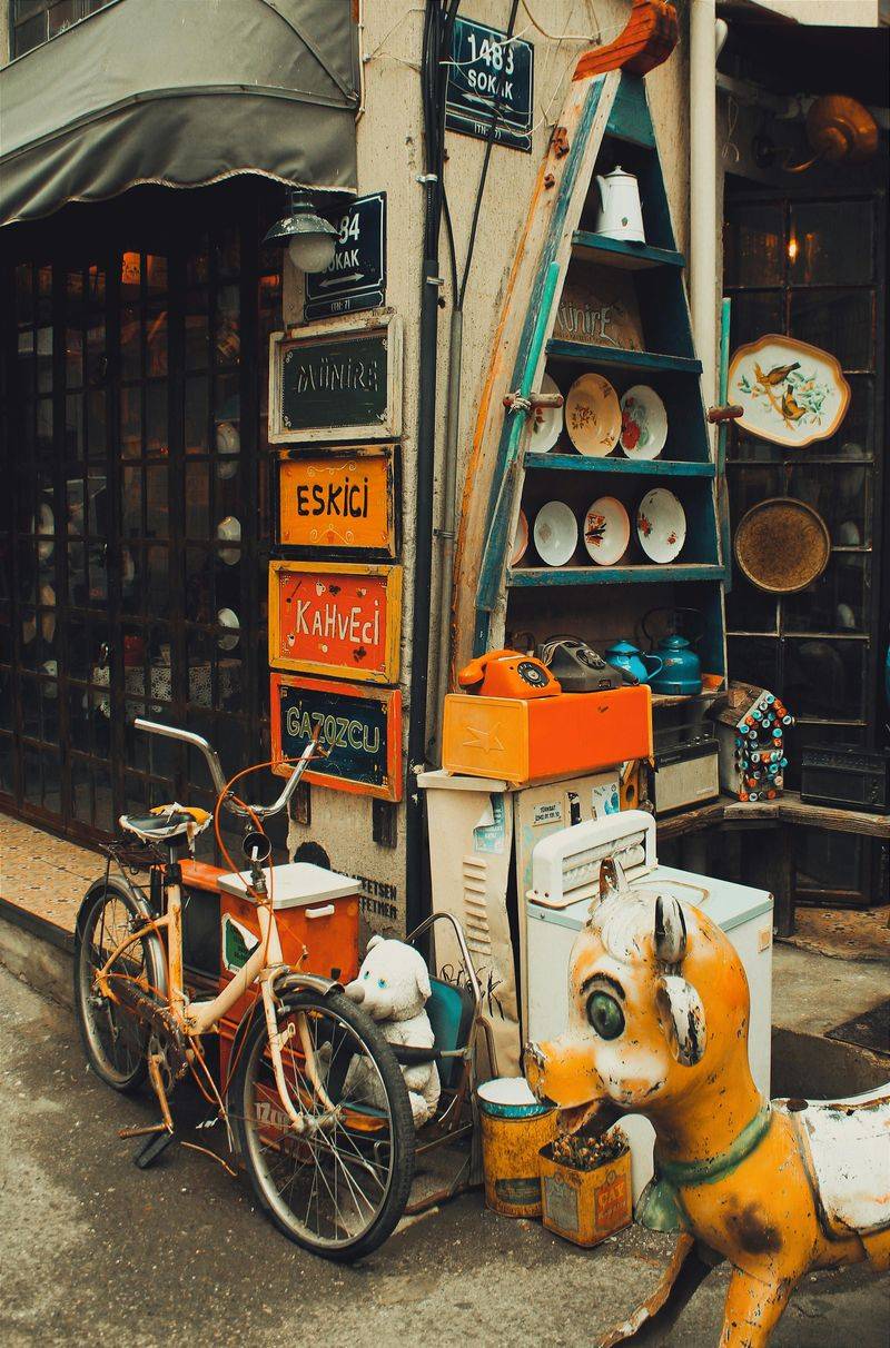13 Common Thrift Store Finds That Can Be Worth Buying - Decor Hint Original Artwork