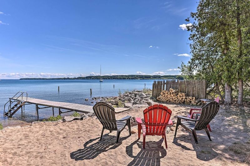 13 Key Features Defining Michigan Lakefront Cottages - Decor Hint Boat Docks With History