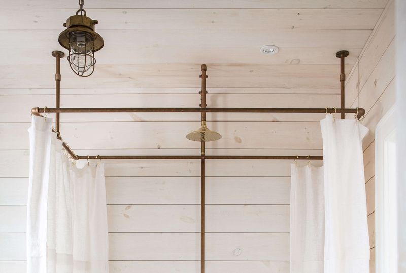 26 Ways To Get That Vintage Bathroom Look In New York Homes (Even In A Modern Apartment) - Decor Hint Classic Shower Curtains Instead of Glass Doors