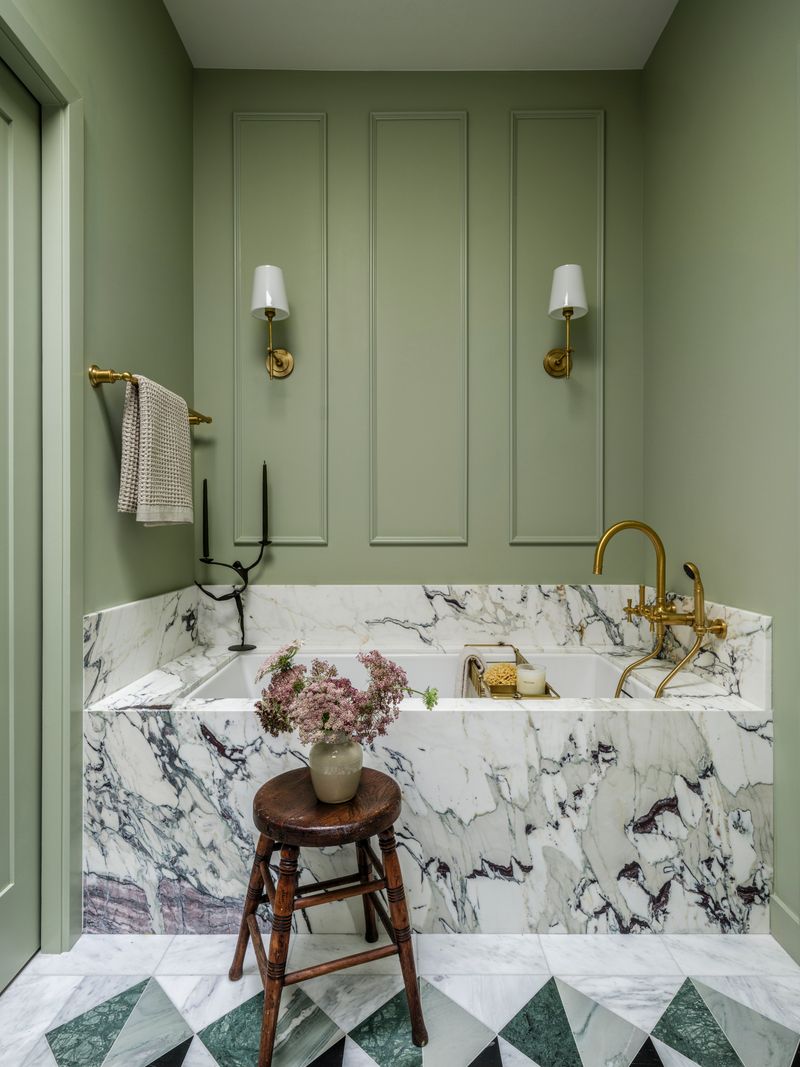 26 Ways To Get That Vintage Bathroom Look In New York Homes (Even In A Modern Apartment) - Decor Hint Period-Appropriate Paint Colors Set the Mood