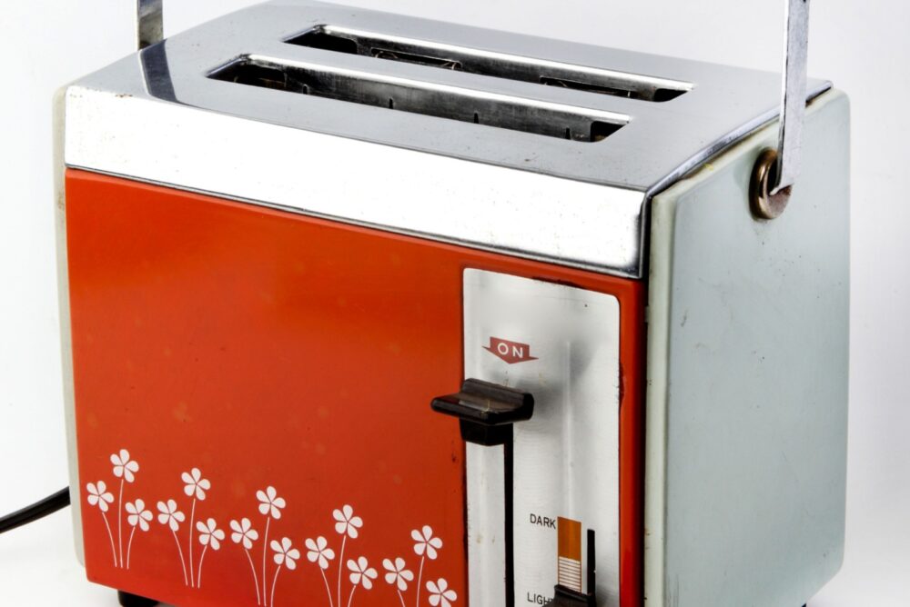 10 Vintage Kitchen Finds That May Be Valuable - Decor Hint Vintage Toasters