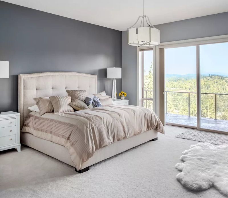 Dallas Stager Moves In 10 minutes - Decor Hint Focal Point Creation