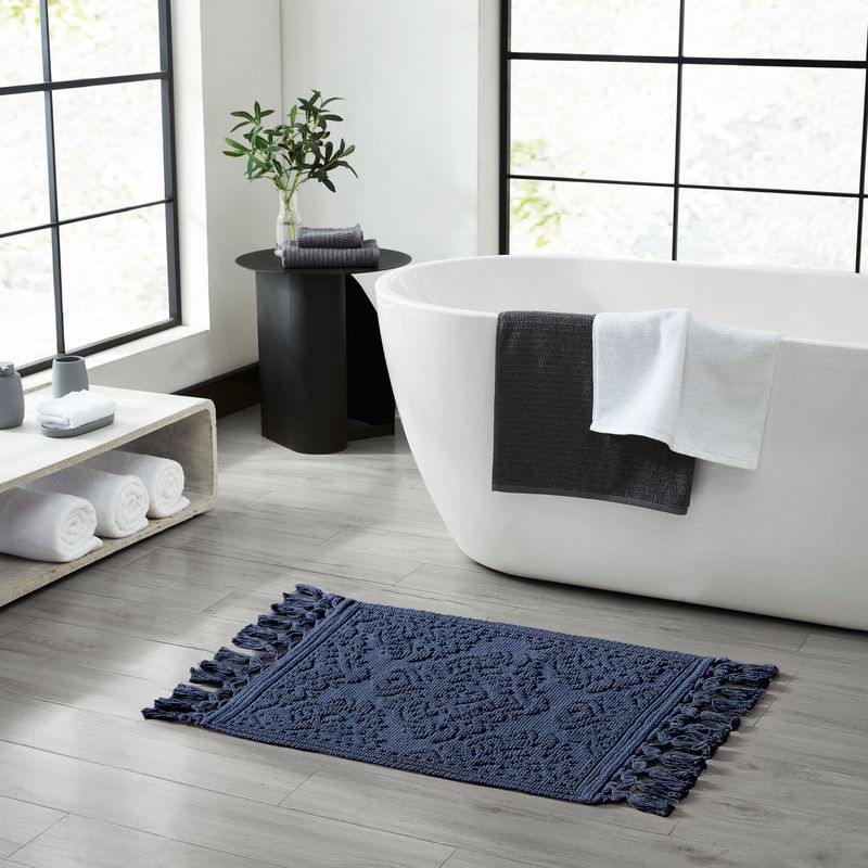 26 Ways To Get That Vintage Bathroom Look In New York Homes (Even In A Modern Apartment) - Decor Hint Vintage-Style Bath Mats Add Texture