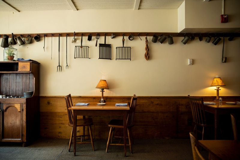 15 Historic Restaurants In The US That Have Been Serving For Over 100 Years - Decor Hint Golden Lamb (Lebanon, OH)