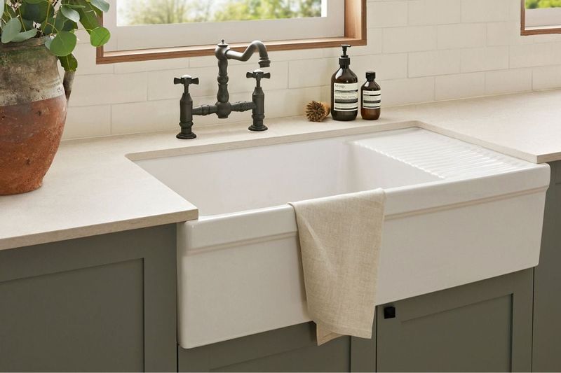 13 Georgia Farmhouse Kitchens Bursting With Rustic Charm - Decor Hint Apron Sink Showcase
