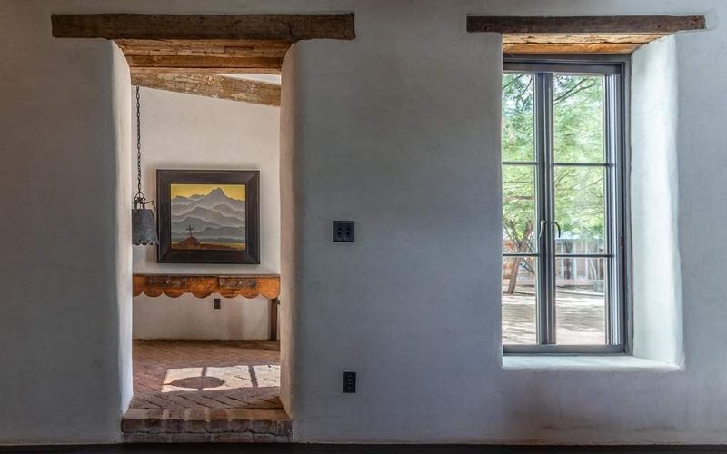 7 Arizona Adobe Homes That Could Make You Rethink Desert Design - Decor Hint Hand-Textured Stucco Walls