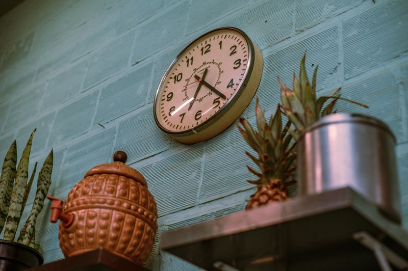 11 Vintage Items That Could Give Your Home A Cozier Feel - Decor Hint Classic Wall Clocks