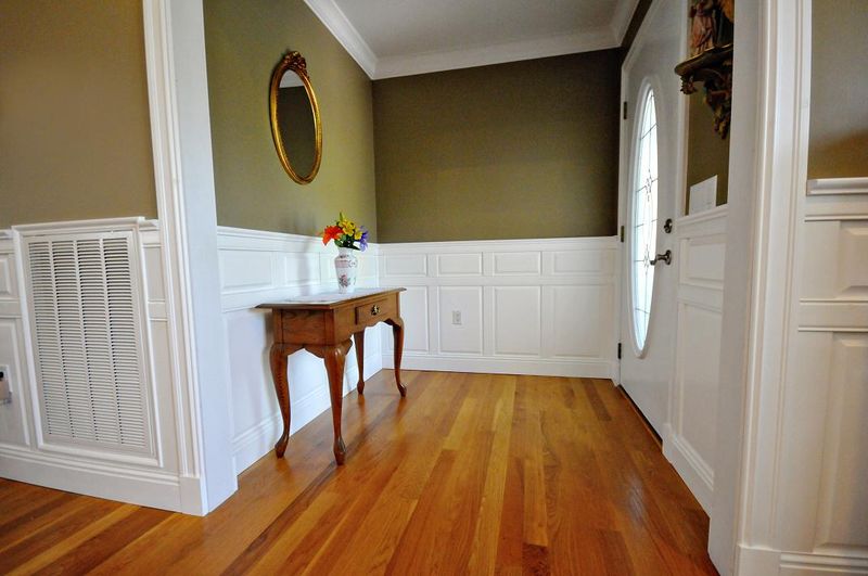 18 Virginia Colonial Details That Still Feel Fresh - Decor Hint Painted Beadboard Wainscoting
