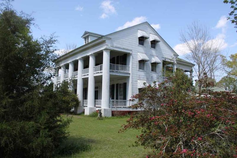 7 Mississippi Farmhouses That Feel Straight Out Of Another Era - Decor Hint Oakridge Plantation House