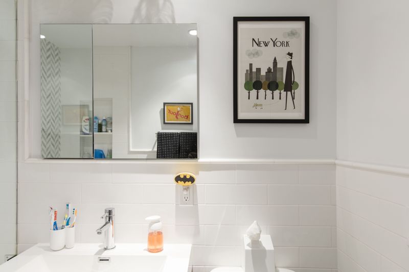 26 Ways To Get That Vintage Bathroom Look In New York Homes (Even In A Modern Apartment) - Decor Hint Framed Vintage NYC Prints Create Context