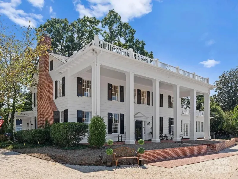 9 North Carolina Porch Styles That Neighbors Envy - Decor Hint Southern Colonial Columns