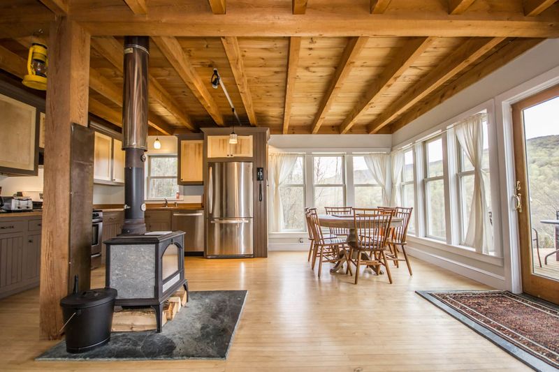 9 Vermont Cabins Known For Cozy, Old-World Appeal - Decor Hint Panoramic Windows With Forest Or Mountain Views