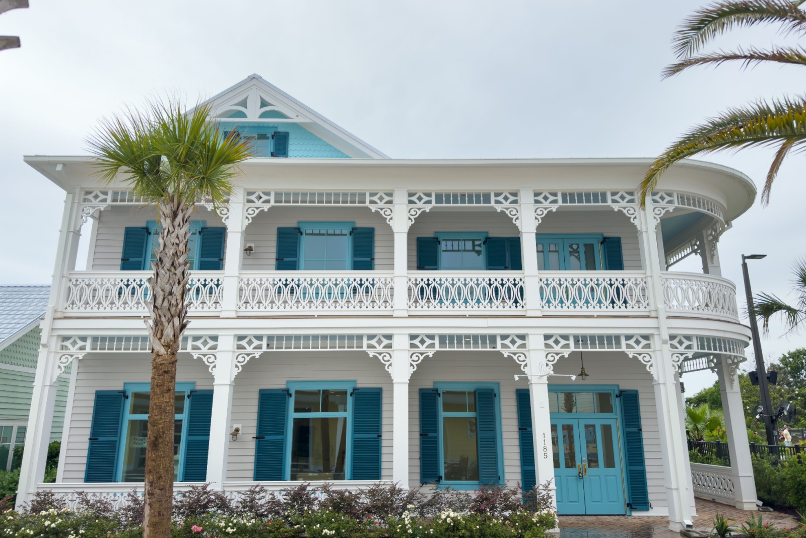 Wraparound Porches - Decor Hint